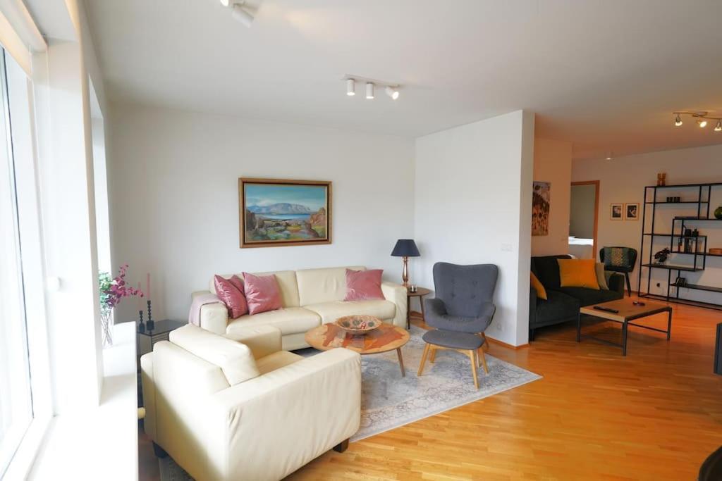 Beautiful With Patio In Apartment *