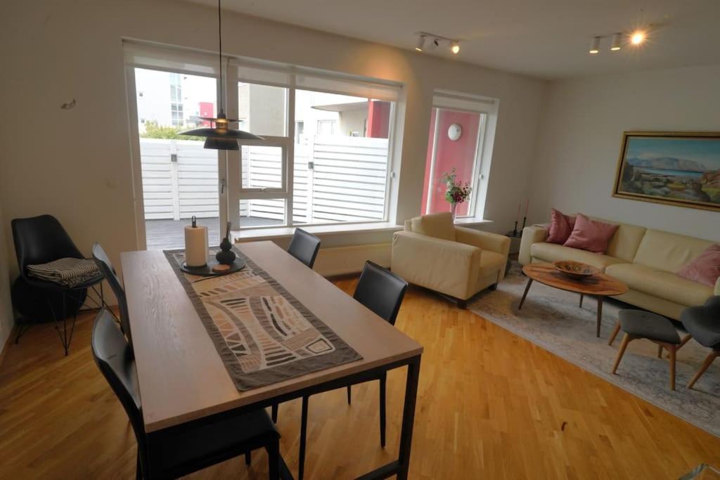 Apartment Beautiful With Patio In *